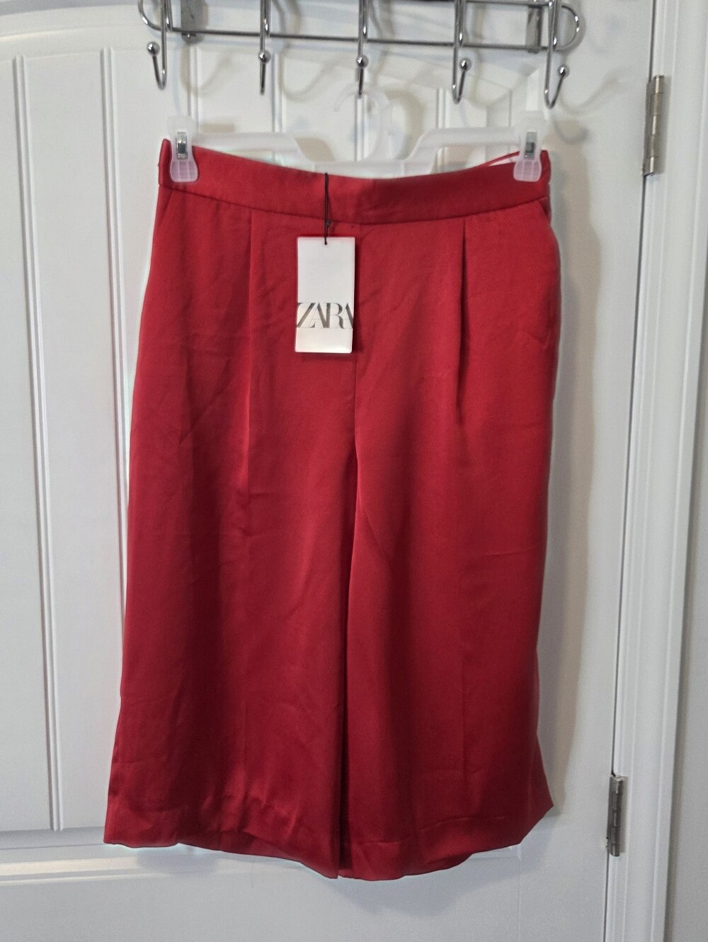 ZARA WOMAN NWT RED  SATIN EFFECT PLEATED BERMUDA SHORTS Size Medium